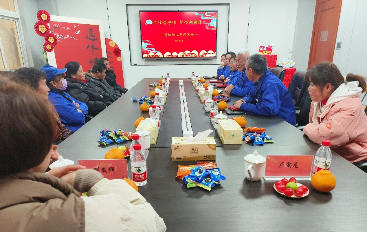 工会组织开展退休和困难职工慰问.jpg